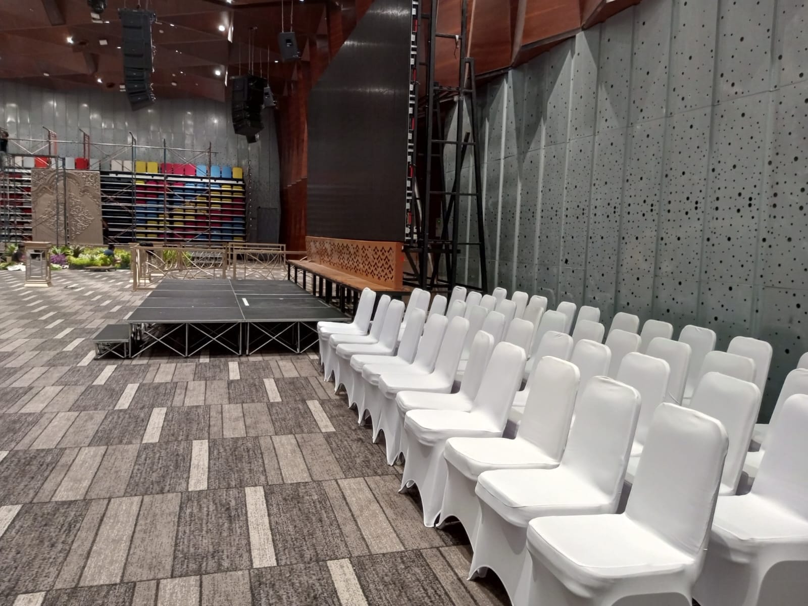 Sewa Kursi Panjang Terlengkap 2025 – Harga Murah untuk Acara Indoor & Outdoor