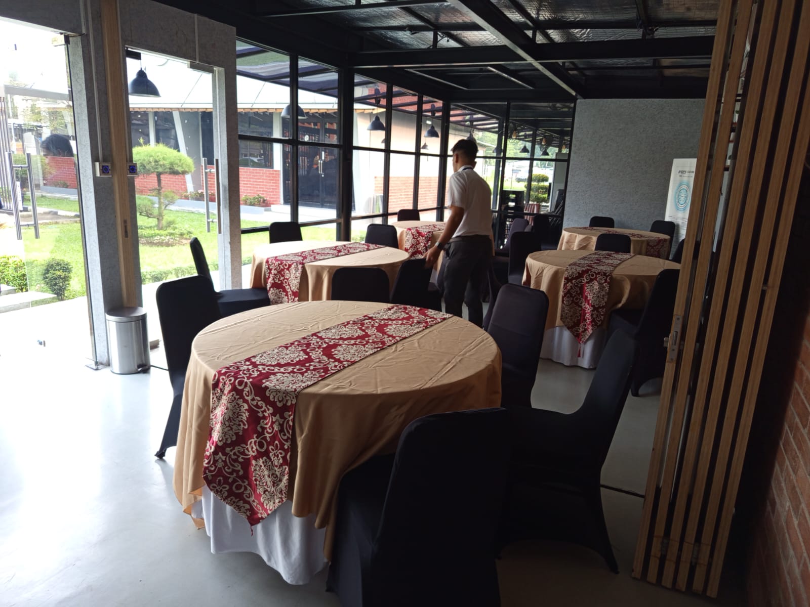 Sewa Meja Bulat Jakarta – Penyewaan Meja untuk Acara Formal & Non-Formal